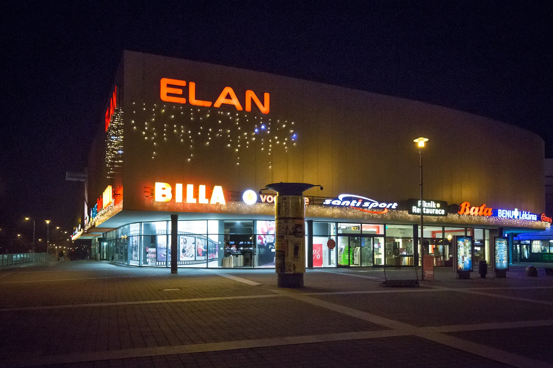 Osvětlená budova obchodního centra OC Elan v noci