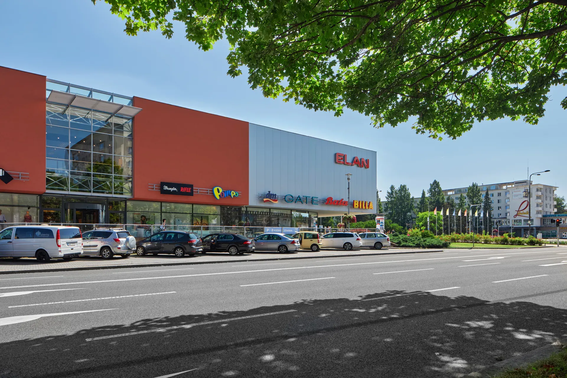 Široký pohled na budovu obchodního centra OC Elan