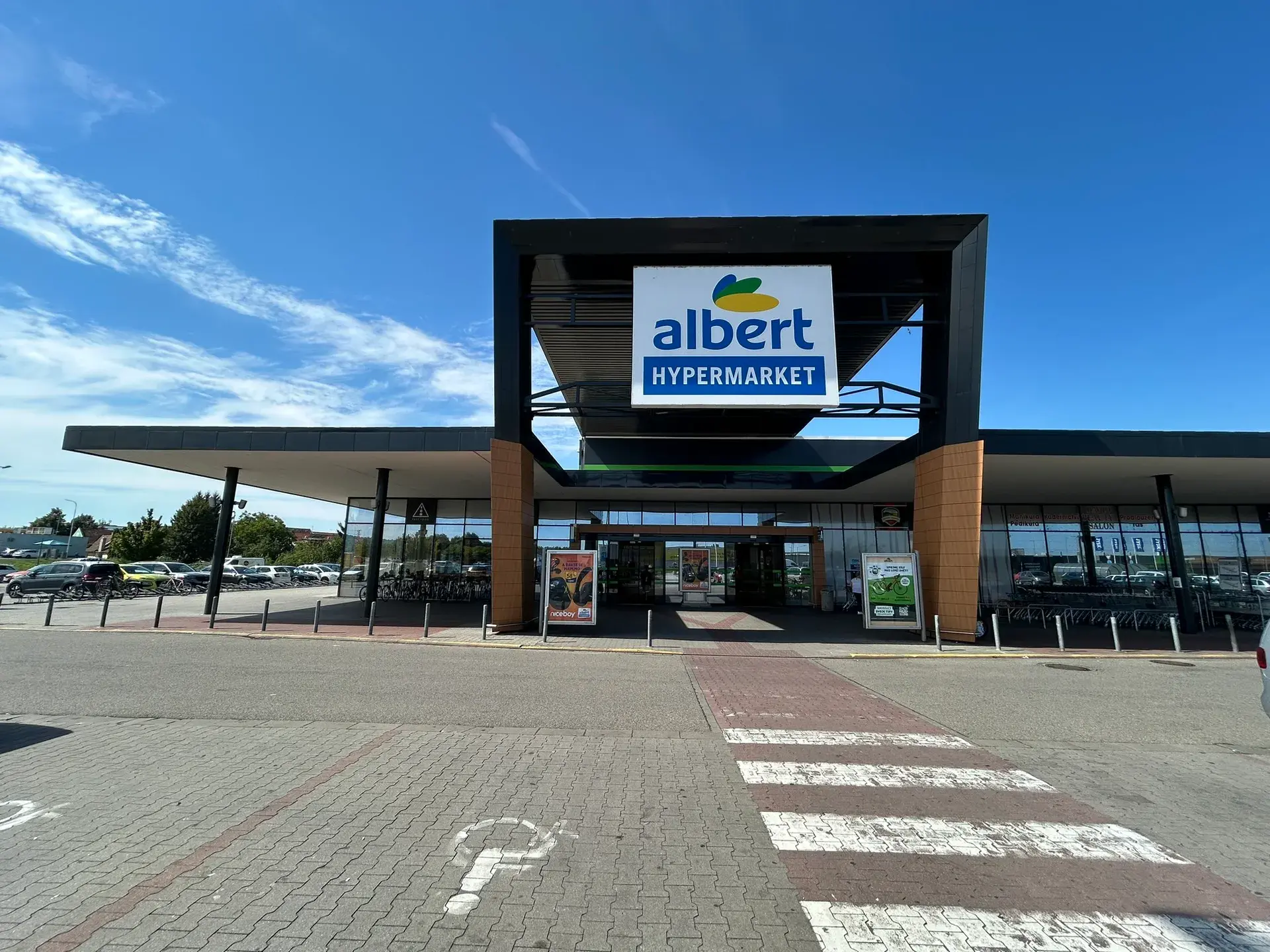 Ilustrační fotografie vstupu do hypermarketu Albert s výrazným logem