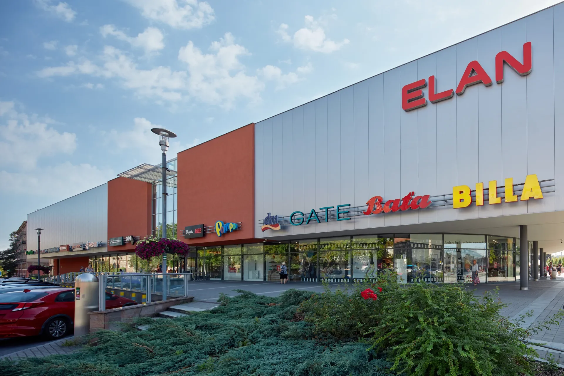 Hlavní fasáda obchodního centra OC Elan v Havířově