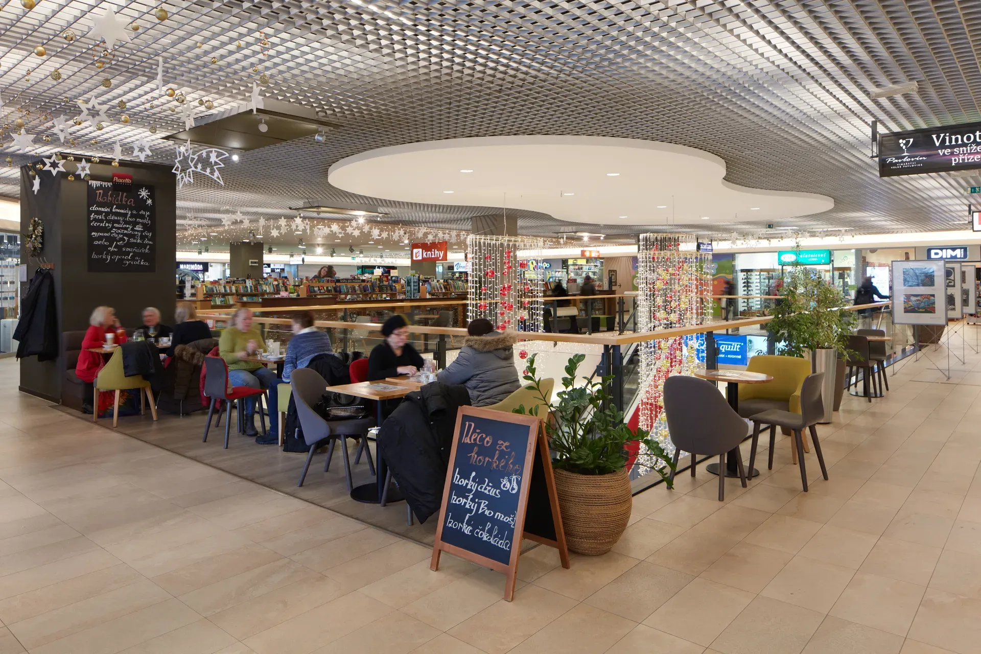 Gastronomická zóna obchodního centra OC Elan