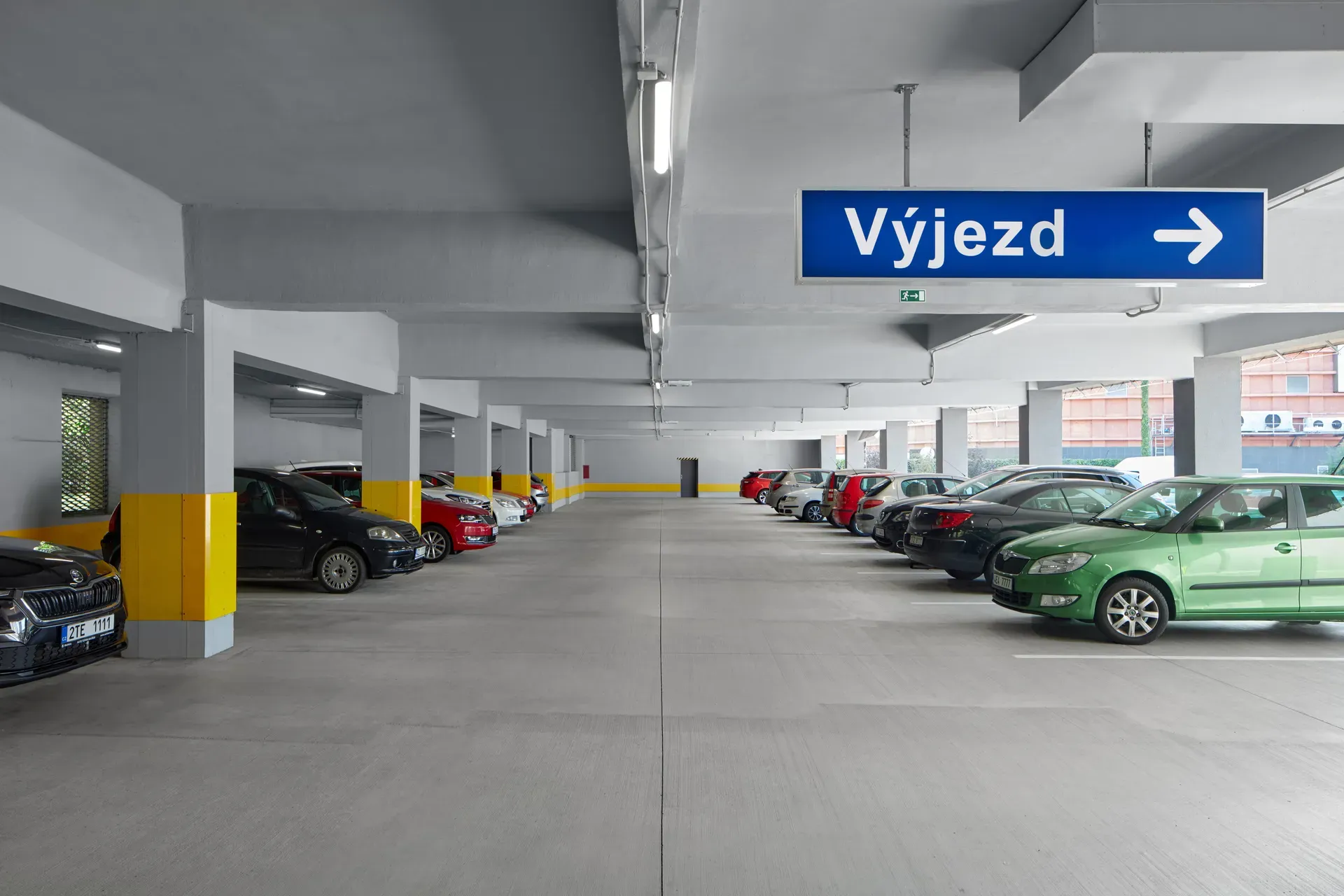 Krytá parkovací místa obchodního centra OC Elan