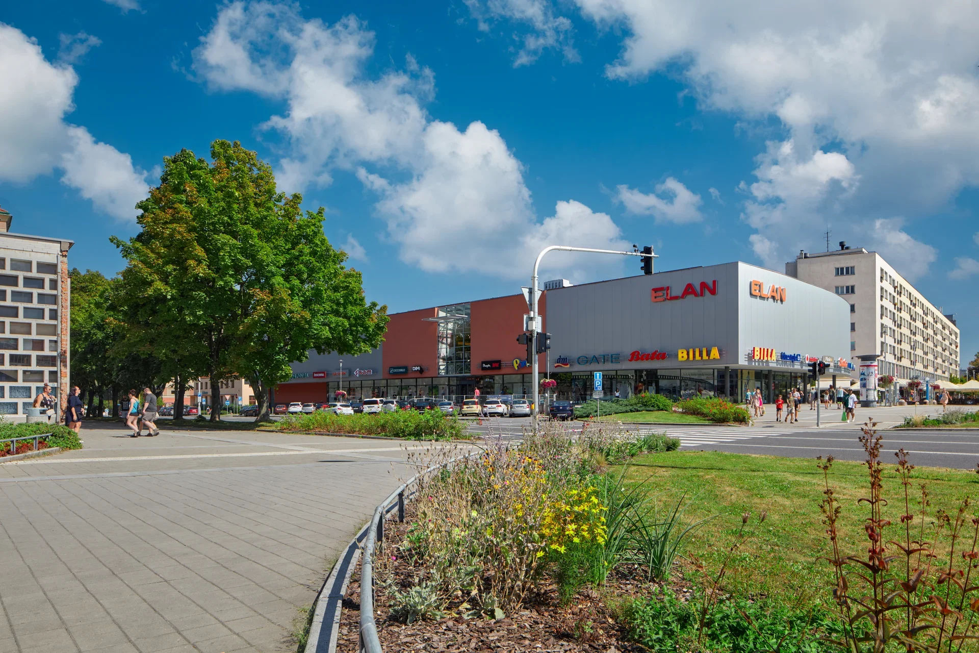 Obchodní centrum OC Elan v městském prostoru Havířova